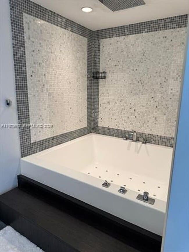 Building Photo - 200 Biscayne Blvd Way