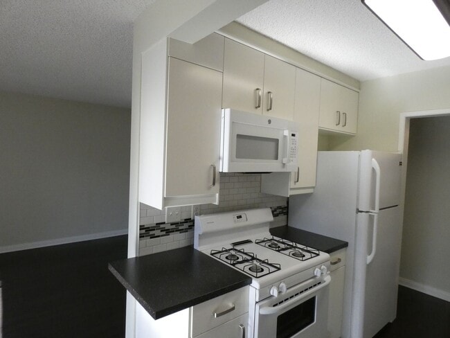 Building Photo - *Available NOW  in La Habra!*