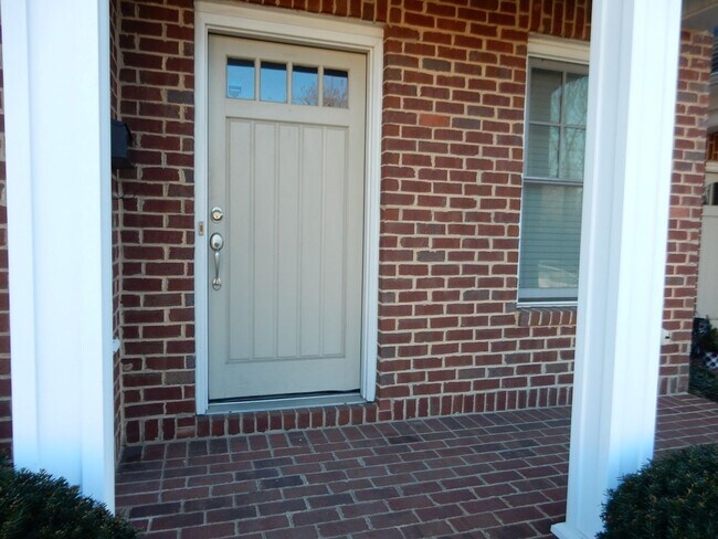 Building Photo - Quality 3 BR Townhome; Convenient to Med C...