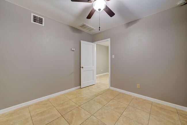 Building Photo - 9316 E Balsam Ave