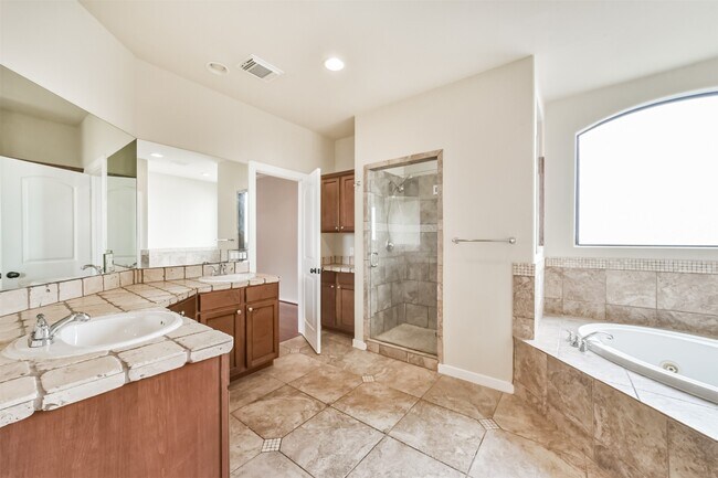 Building Photo - 11025 Robin Hood Ct