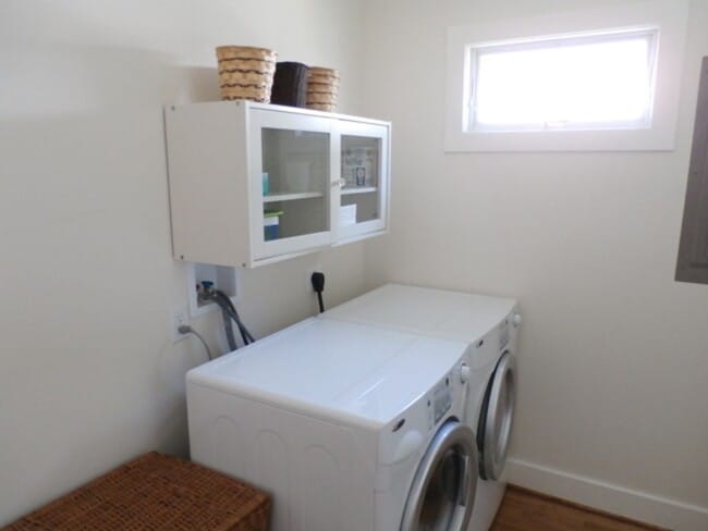 Building Photo - Charming 1 Bedroom Cottage