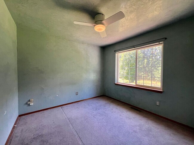 Building Photo - 3+ BD on 2 Acres - Barn Included