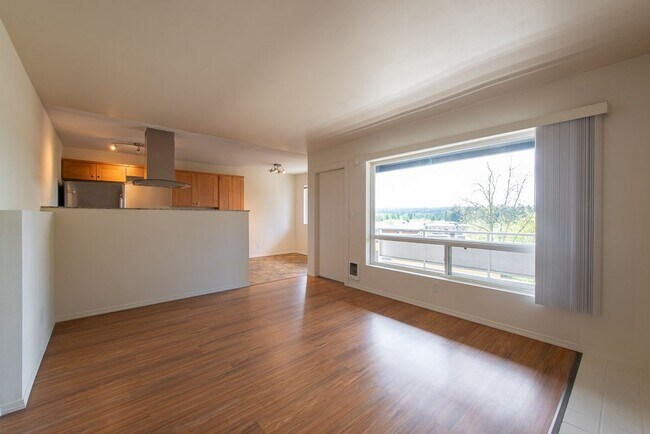 Building Photo - Amazing 2bed/1bath Apartment w/ Covered Parking in Redmond!