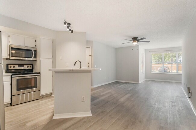 Building Photo - Charming 1-Bedroom Condo Retreat in Orlando - Conveniently Located!