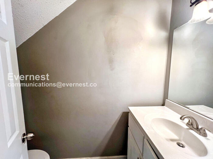 Building Photo - 1800 Labette Manor Dr