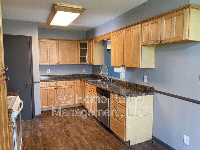 Building Photo - 1519 NE Englewood Rd