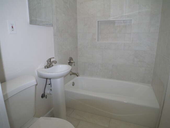 Building Photo - 1429 Milton St