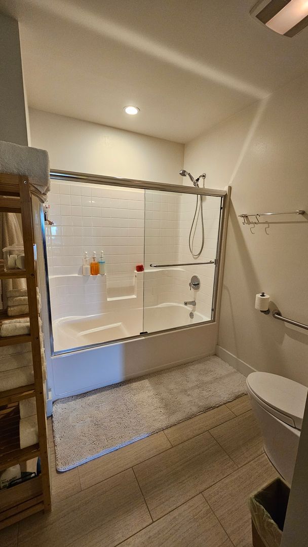 Building Photo - Incredible Top-Floor 1BR with Skyline View...