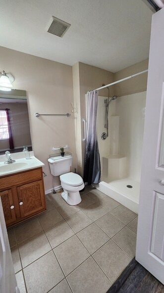 master bath - 833 Plantation Dr
