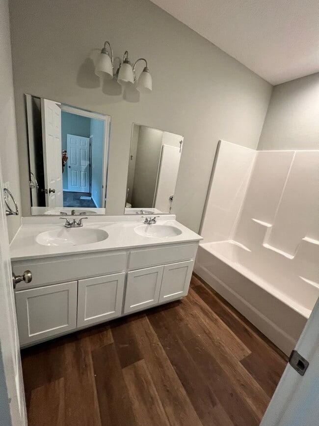 Building Photo - 3 bedroom 1 bath 2 car garage 1/2 Off First months rent!