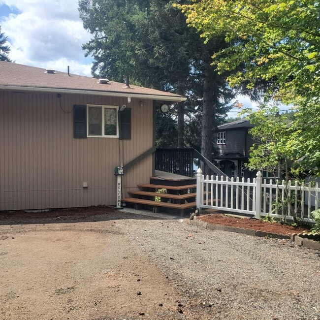 Building Photo - 1 Bedroom Apartment on Mason Lake