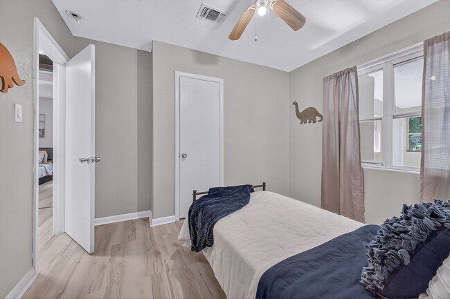 Building Photo - 901 S Madison Dr