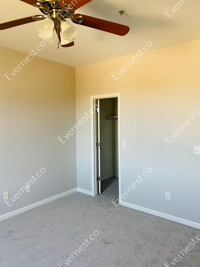 Building Photo - 3-Bed/2.5-Bath/