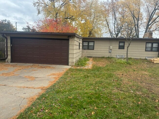 Building Photo - Updated SFH with 3 Beds, 1.5 Baths, 2 Car Garage in the Heart of Edina!