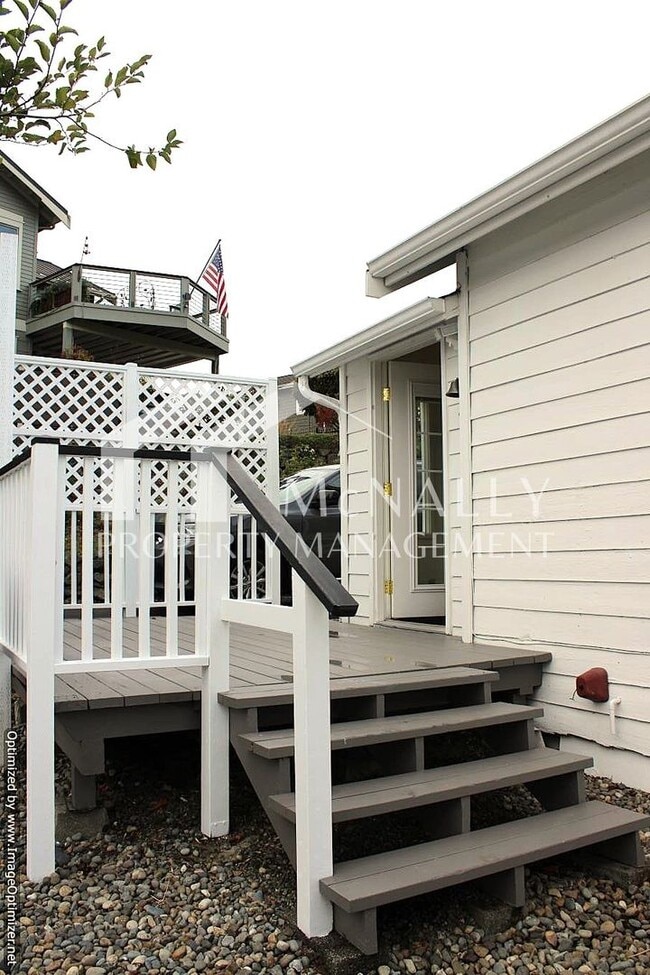 Building Photo - Bright 2 Bedroom 1 Bath Craftsman in Desir...