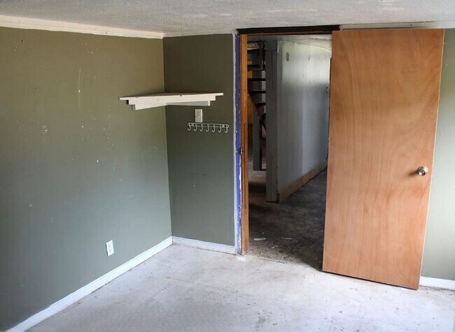 Building Photo - 6 bedroom, 2 Bath Home Available in August!