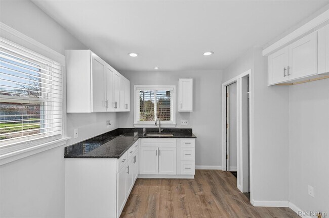 Building Photo - 8154 Quinn St