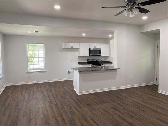 Building Photo - 521 E Sears St