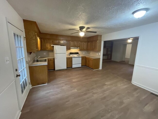 Building Photo - 275 Wineson Dr