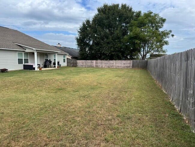 Building Photo - 4br/2ba Pet friendly 1-level home in Fort ...