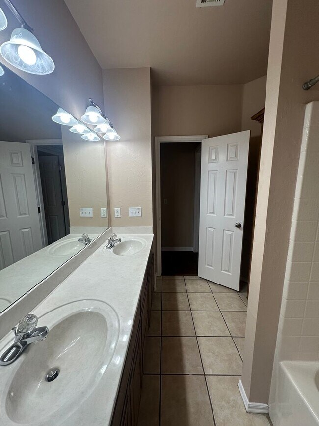 Building Photo - 2504 Thomas Dr