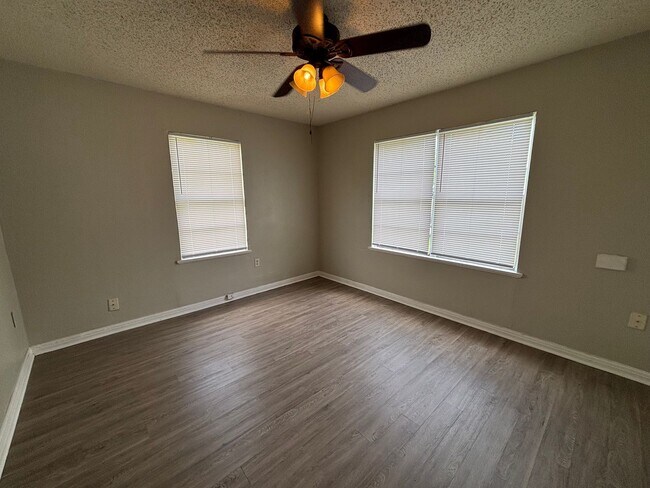 Building Photo - Lovely 5 Bedroom 2 Bathroom with a Fenced Backyard!