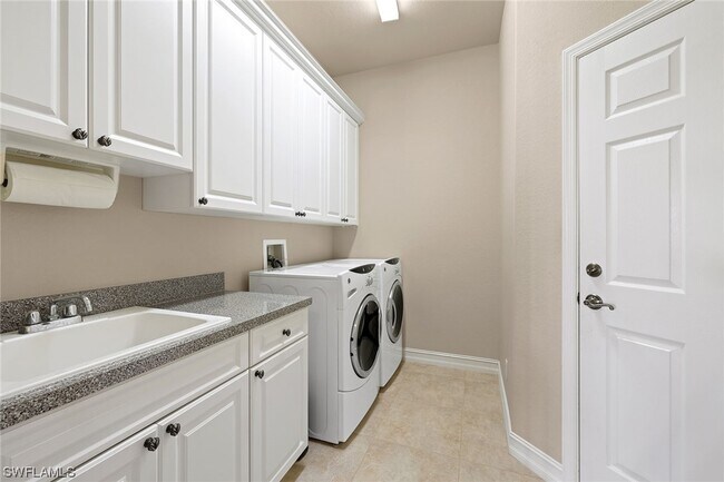Building Photo - 1641 Villa Ct