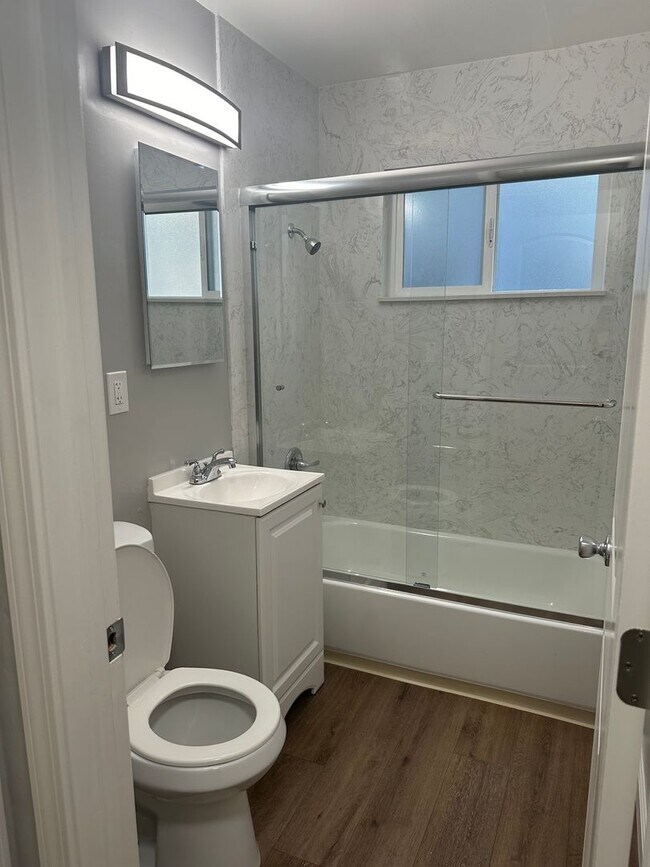 Building Photo - Beautifully updated 1/1 unit across the st...