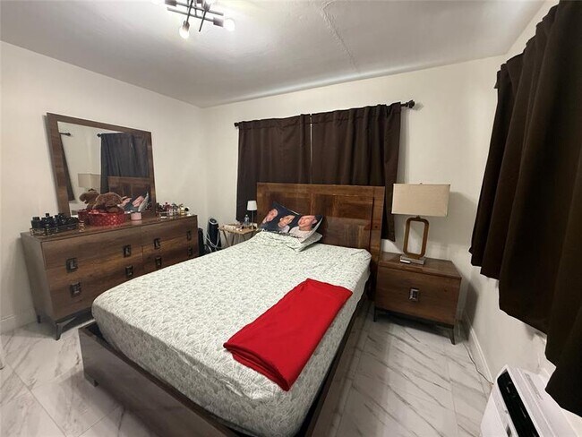 Building Photo - 421 NE 11th St