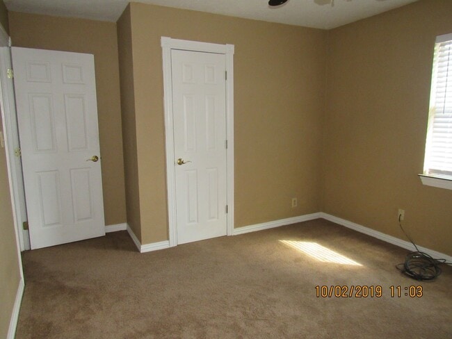 Building Photo - Very nice spacious home located in the Rol...
