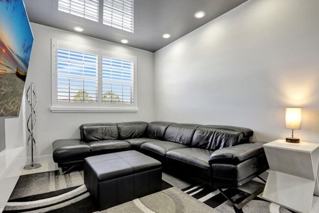 Building Photo - 6584 Villa Sonrisa Dr