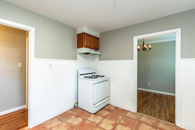 Building Photo - Cute 3/1 close to TEch and Medical