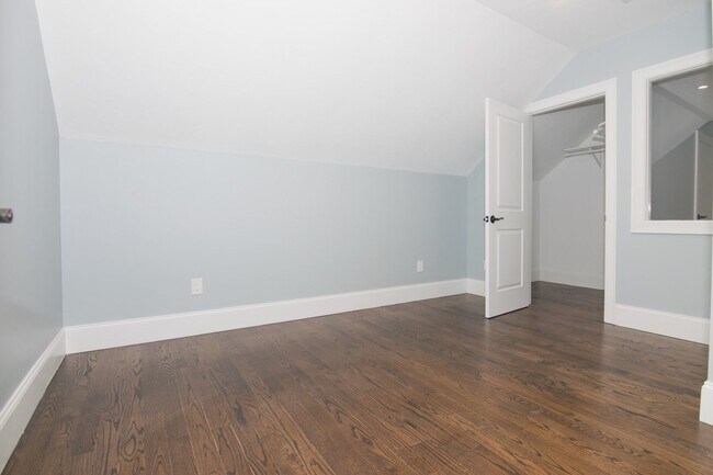 Building Photo - No Brokers Fee. InUnit Washer/Dryer, centr...