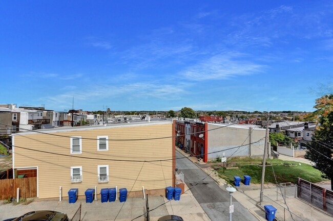 Building Photo - Chic City Living at 2308 E Fairmont Ave!