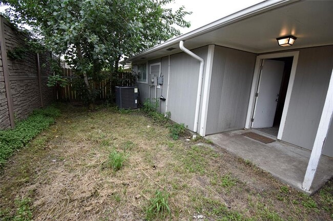 Building Photo - 4603 Meadowood Dr