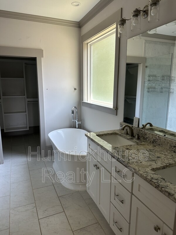 Building Photo - 2520 Greenland Ave