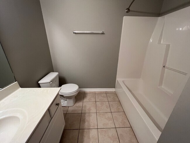 Building Photo - Lovely 2 Bed 2 Bath Condo with Community Pool