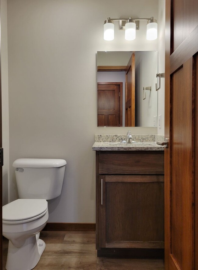 Building Photo - Middle Unit Townhouse