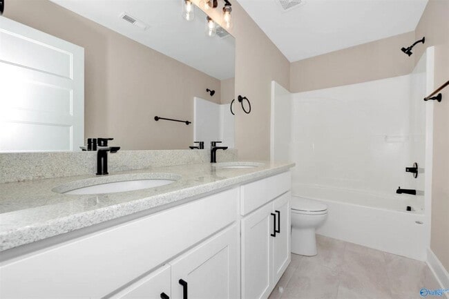 Building Photo - 2700 Woodview Dr SE