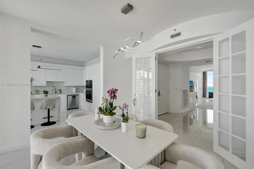 Building Photo - 300 S Pointe Dr