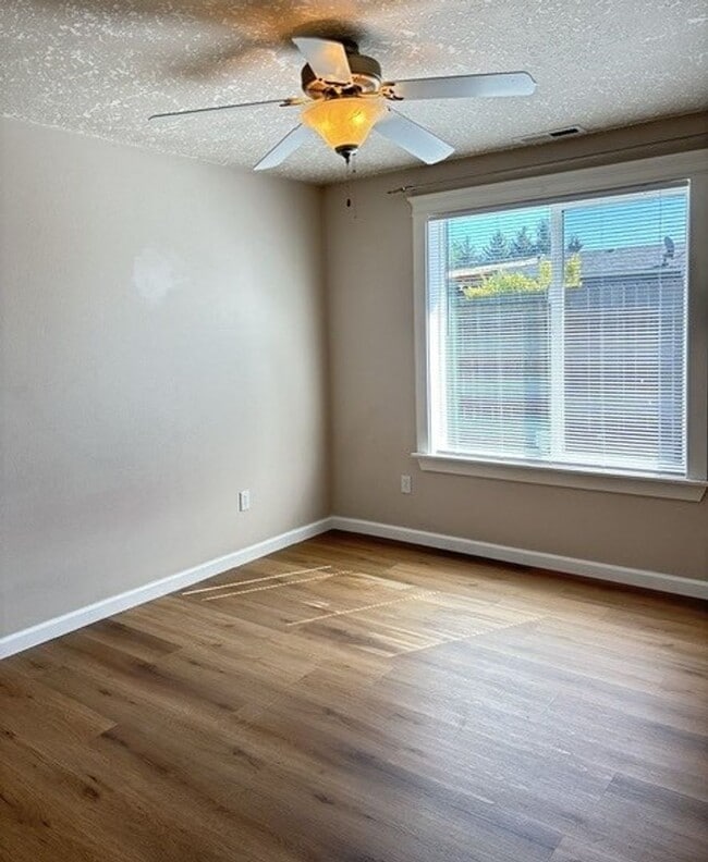 Building Photo - 3Bd/2Ba Single Story Home - Available to View!