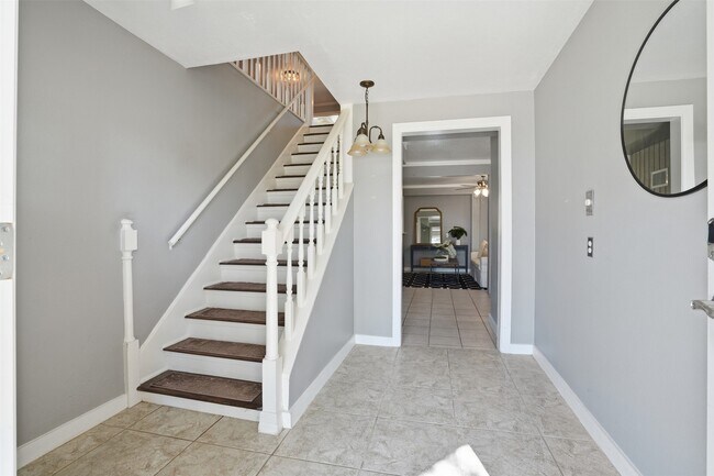 Building Photo - 818 Cedar Rd