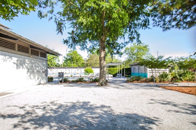 Building Photo - Charming Home in Mixson!