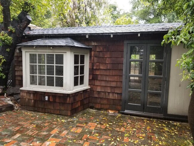 Non habitable bonus room - 4822 Grand Ave