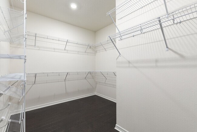 Building Photo - AMAZING 2 STORY HOME AVAILABLE AND BEAUTIF...