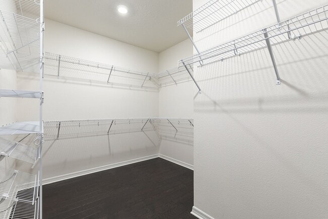 Building Photo - AMAZING 2 STORY HOME AVAILABLE AND BEAUTIFUL!