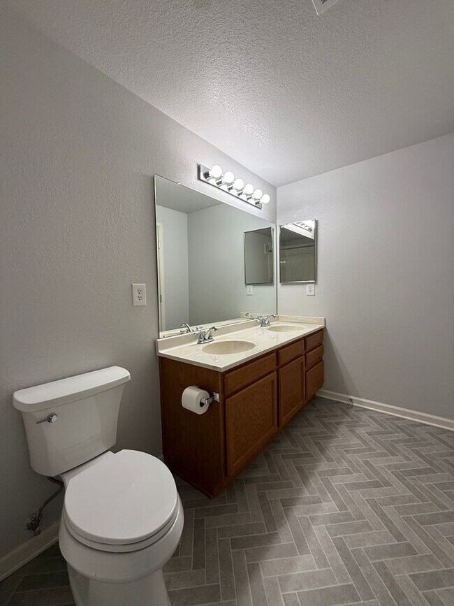 Building Photo - SPACIOUS 2bd/2ba Condo- Available NOW!