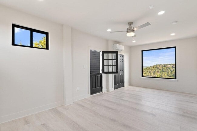 Building Photo - 8610 Grandview Dr