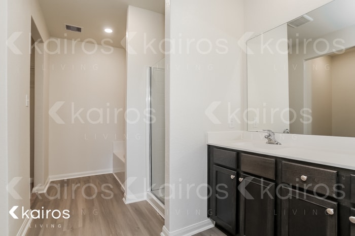 Building Photo - 10730 Hillside Creek Dr